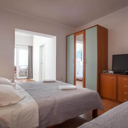 Marijan - Beachfront Apartmán