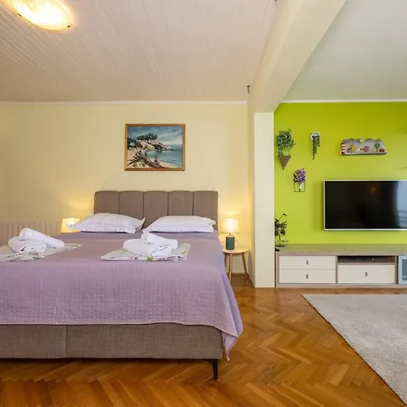 Marijan - Beachfront Apartment Tučepi