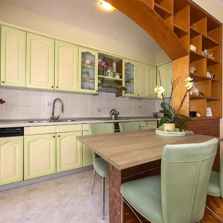 Marijan - Beachfront Apartment