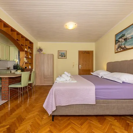 Marijan - Beachfront Apartment Tučepi